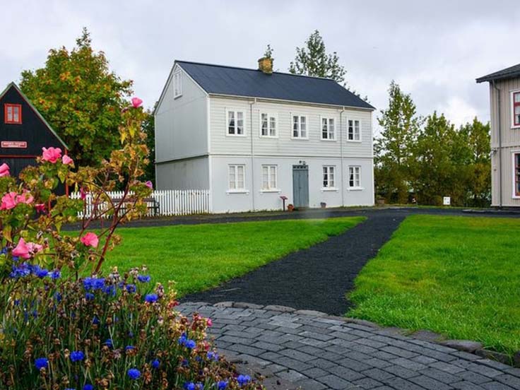 ICELAND AT A GLANCE AURORA - Image 3