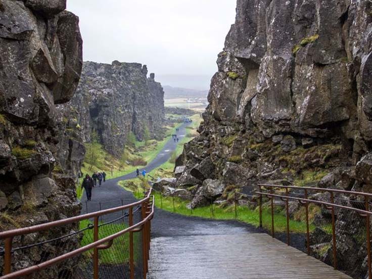 ICELAND AT A GLANCE AURORA - Image 2